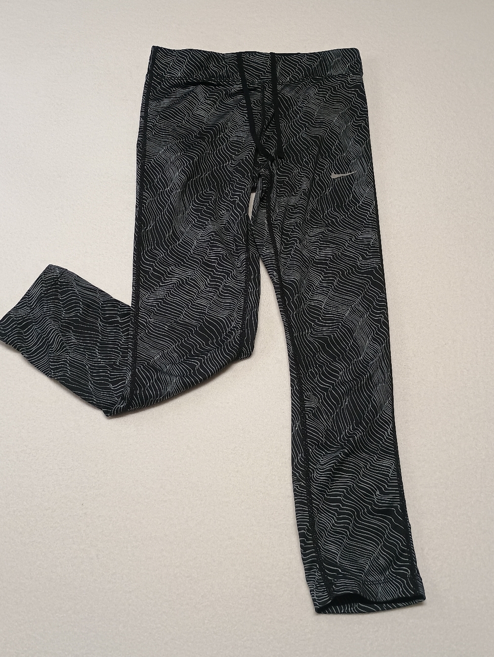 Nike Dri Fit Women's Size XS Black & White Wavy-Pattern Leggings